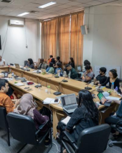 Photo of students during Dhaka seminar with Prof. Salah Hassan